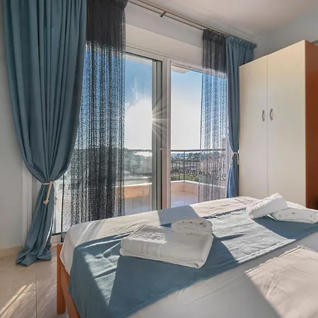 Crystal House 2 Néosz Marmarász